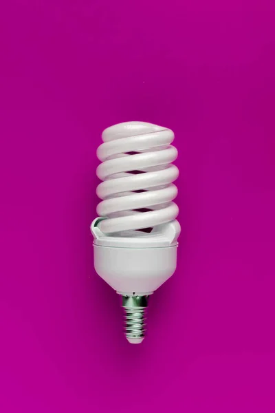 Klasszikus energiatakarékos fehér lámpa, hatékony energiafelhasználás, elszigetelt színes háttér — Stock Fotó