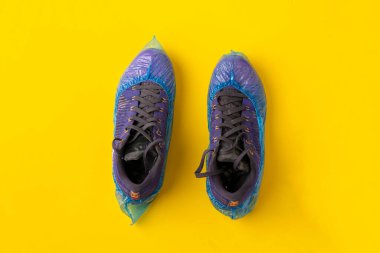 Kirli bot ayakkabıları ya da ayakkabıların renk yüzeyinde, hijyen ve temiz hastane manzarası.