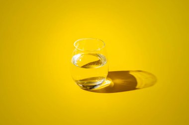 Masanın üzerinde sert bir gölge olan basit ve durgun bir su.