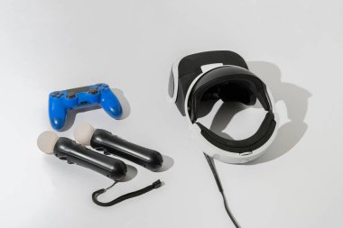 Renk yüzeyindeki vr camının üst görüntüsü izole, basit minimalist