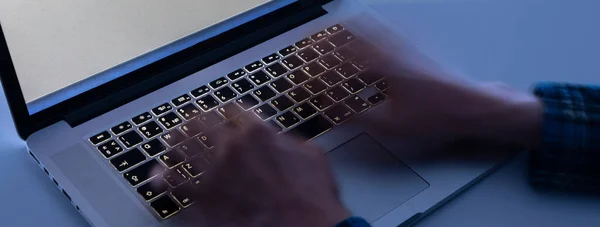 Trabalhando Até Tarde Noite Mãos Digitando Texto Teclado Laptop Efeito — Fotografia de Stock