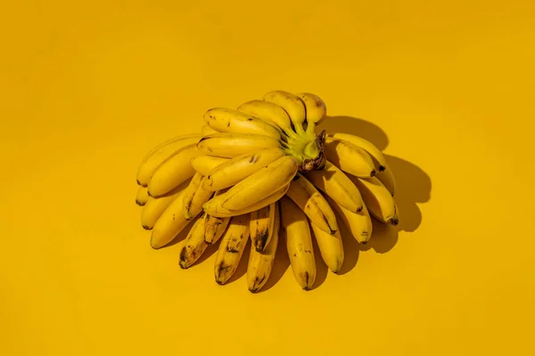 Maturo Alla Moda Pronto Mangiare Brutto Mazzo Mini Banane Con — Foto Stock