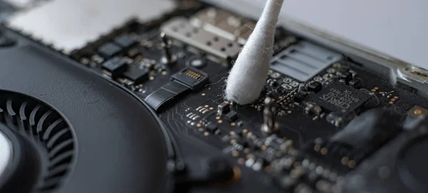 A macro view of removing dust from microprocessor board using the cotton bud — Stock Photo, Image