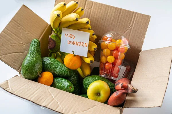Caixa Com Frutas Cruas Frescas Para Enviar Como Doação Para — Fotografia de Stock