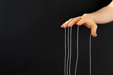 Kuklacının eli parmaklarında iplerle insanların zihin konseptini kontrol eder. Geniş web pankartı.