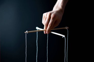 Zihnini kontrol etmek, elinde ipler olan bükülmüş çubuklar, kukla konsepti, izole edilmiş