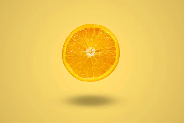 Szelet Narancs Citrusfélék Színes Pasztell Háttér Egyszerű Minimalizmus Koncepció — Stock Fotó