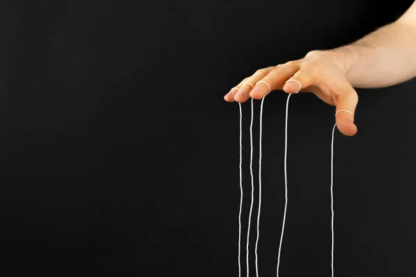 人々の心のコンセプトを制御する指にロープを持つ人形遣いの手ワイドウェブバナー — ストック写真