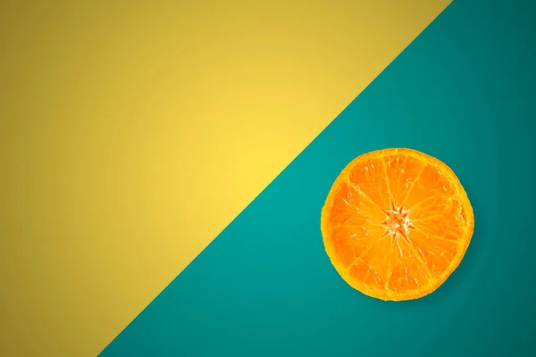 Rebanada Cítricos Naranja Contra Colorido Fondo Pastel Concepto Minimalismo Simple —  Fotos de Stock