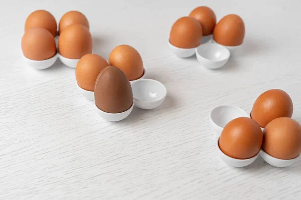 Några Kyckling Ägg Facket Med Kreativ Minimal Konceptocolate Ägg — Stockfoto