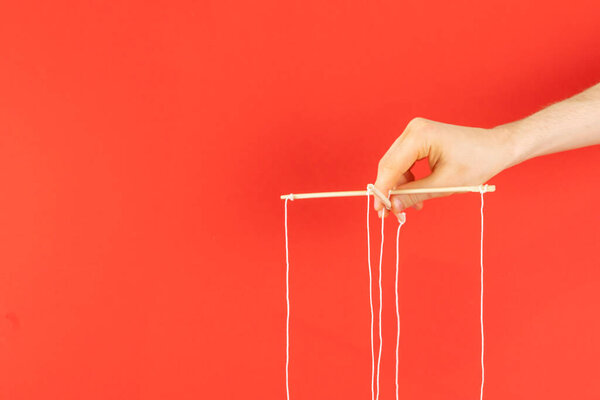 управляя своим разумом, крученые палочки с веревками в руке, кукольная концепция, изолированные