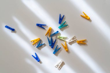 Renkli plastik mandalların bir kısmı renkli yüzeyde yatıyordu, minimalizm tarzında.