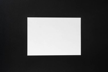 Ofisteki masada boş beyaz bir A4 formatı, kopyalama alanı