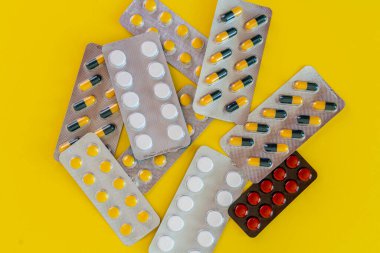 Antibiyotik ilaç tedavisi. İlaç endüstrisi, içinde kapsül hapları olan bir paket. .