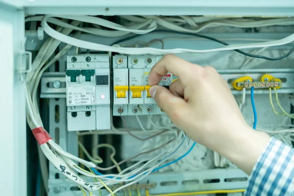 Trabajador Profesional Electricidad Que Fija Problema Energía Iluminación Casera Deslizando —  Fotos de Stock