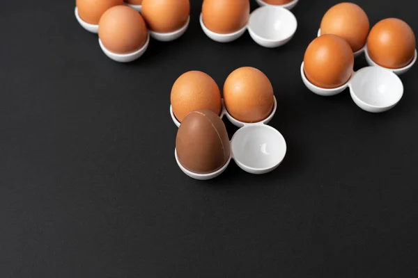 Niektóre surowe jaja kurczaka w tacy z ch, twórcze minimalne konceptocolate jaj s — Zdjęcie stockowe