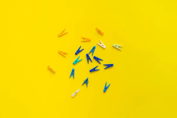 Kilka kolorowe plastikowe szpilki płaskie leżały na kolorowe powierzchni, w stylu minimalizmu — Zdjęcie stockowe