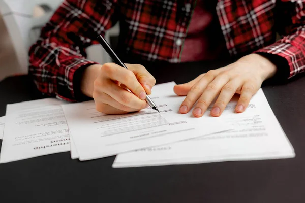 Una mano de las personas que sostiene un bolígrafo y firmar el contrato de documento en el cargo, concepto de éxito acuerdo —  Fotos de Stock