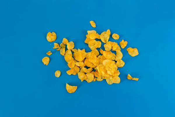 Um monte confuso assado batatas fritas plana colocar sobre o fundo colorido, estilo minimalista simples — Fotografia de Stock