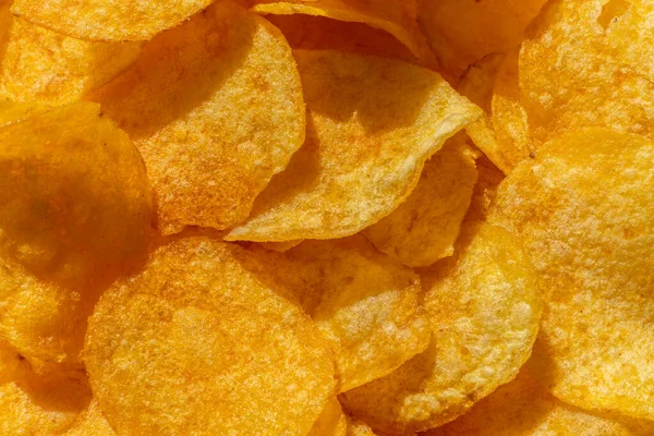 Макро вигляд фонового візерунка жовтих картопляних чіпсів — стокове фото
