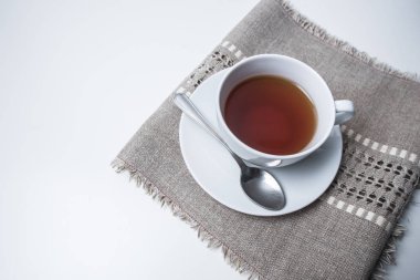 Çay bir fincan beyaz arka plan üzerinde peçeteye izole dışarı sıçramasına.