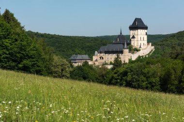 Fairytale Ortaçağ Karlstejn Kalesi. Landmark Bohemia'deki / Çek Cumhuriyeti