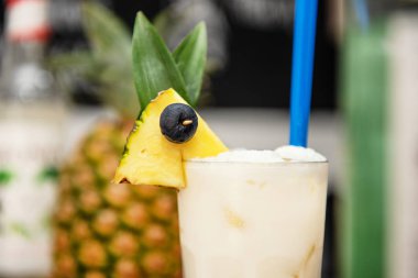 Ananas barda kokteyl yakın çekim