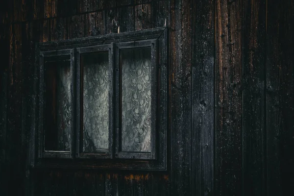 Pared Madera Oscura Con Ventana — Foto de Stock