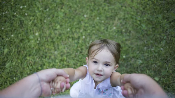 Kleines Mädchen Hält Papas Hände Und Schaut Auf — Stockfoto