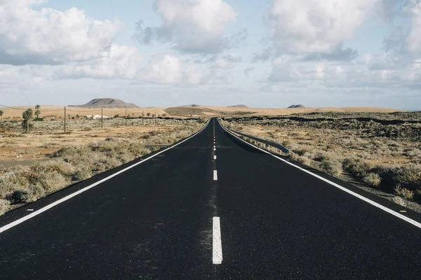 Strada Diritta Mezzo Deserto Con Cielo Nuvoloso — Foto Stock