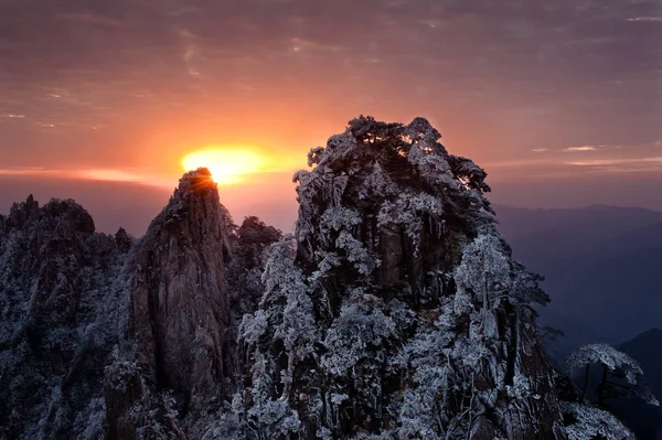 Восход Солнца Над Покрытыми Морозом Скальными Вершинами — стоковое фото