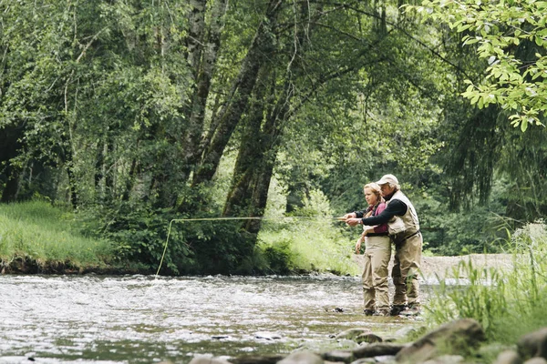 Padre Hija Pesca Con Mosca Río Pequeño Para Trucha Largo —  Fotos de Stock