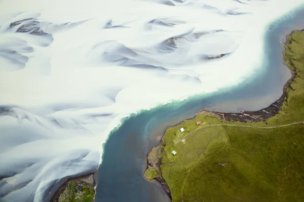Vue Aérienne Maisons Sur Terrain Verdoyant Avec Rivière Glacier — Photo