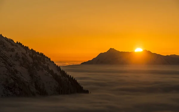 Picos Montanha Cercado Por Nuvens Durante Pôr Sol — Fotografia de Stock