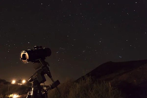 Τηλεσκόπιο Επισημαίνοντας Στον Έναστρο Ουρανό Νύχτα — Φωτογραφία Αρχείου