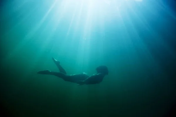在爱达荷州桑点享受水下潜水的妇女 — 图库照片
