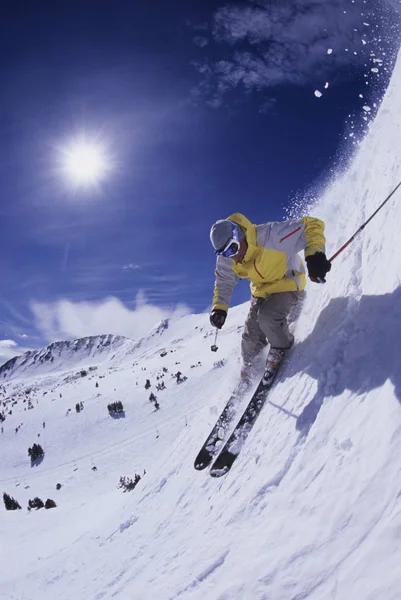 Низкоугольный Вид Человека Катающегося Лыжах Лувеленде Колорадо — стоковое фото