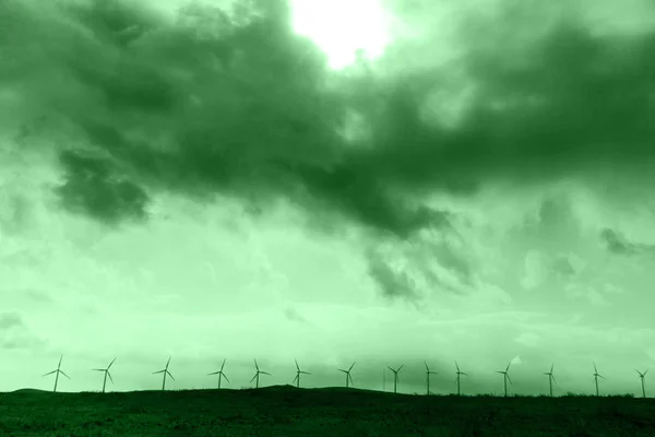 Rangée Éoliennes Sous Ciel Nuageux Couleur Verte — Photo