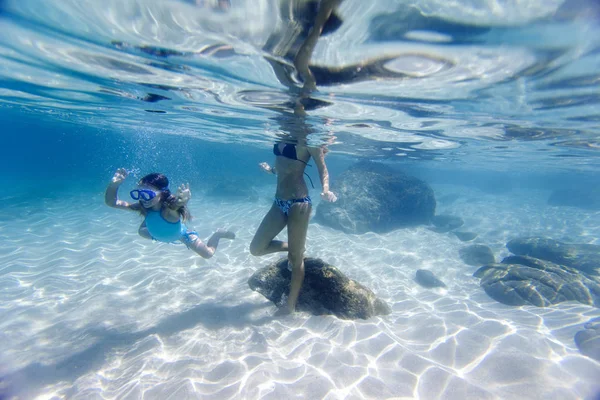 Underwater View Mother Daughter Swimming Waimea Bay Hawaii — Stock Photo, Image