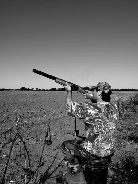Mann Jagt Freien Schwarz Und Weiß — Stockfoto