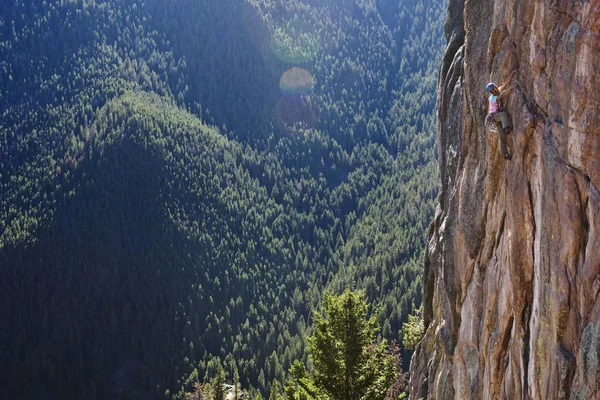 Hombre Atlético Escalada Roca Gallatin Canyon Cerca Bozeman Montana —  Fotos de Stock