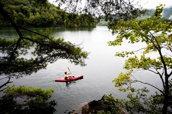 Homme Flottant Kayak Sur Lac Calme Avec Forêt Arrière Plan — Photo
