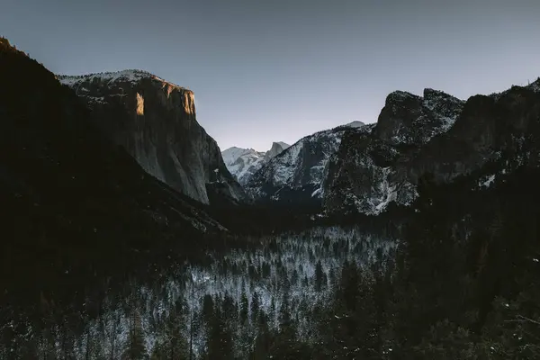 Vista Das Montanhas Cobertas Neve Parque Nacional Yosemite — Fotografia de Stock