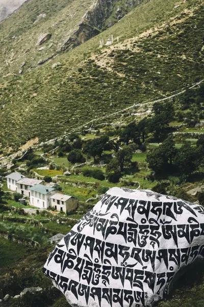 Colinas Verdes Con Piedras Mani Construcción Sobre Fondo — Foto de Stock