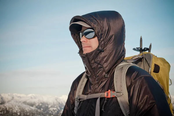 Homem Vestindo Roupas Quentes Óculos Sol Mochila — Fotografia de Stock