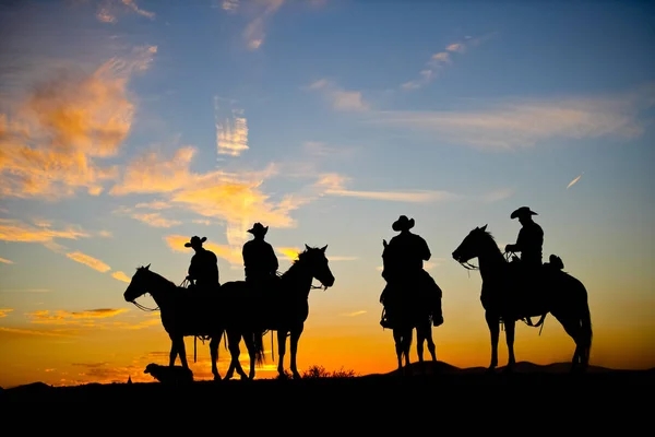 Grupo Silhueta Cowboys Linha Cume Pôr Sol — Fotografia de Stock