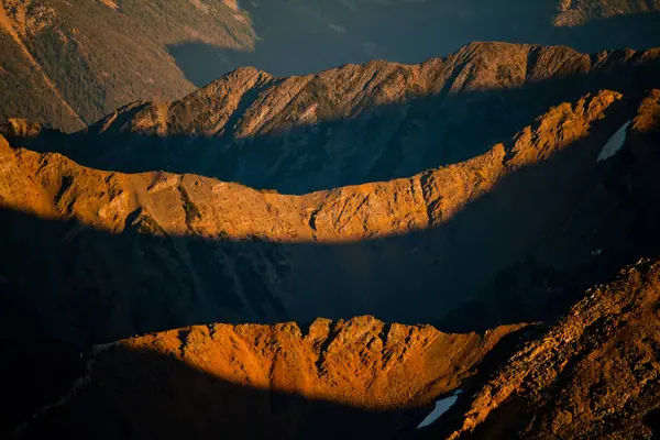 Avond Zonlicht Verhelderende Rotsachtige Berg — Stockfoto