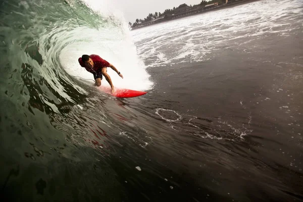Mannelijke Surfer Rijden Rode Bord Pascuales Mexico — Stockfoto