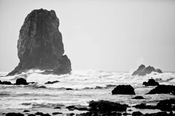 Rocher Monolithe Sur Plage Avec Vagues Surf — Photo