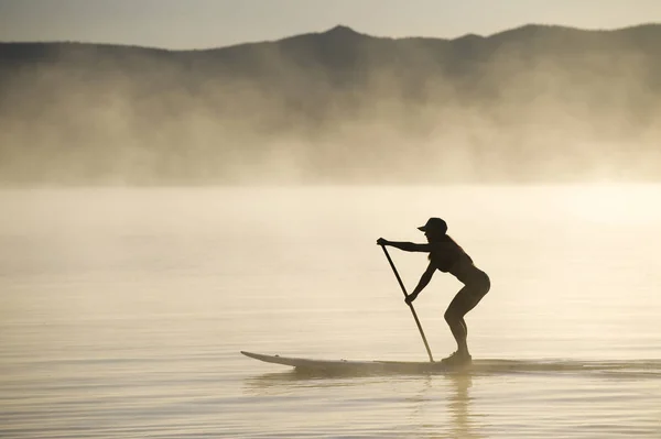 Mulher Silhueta Nascer Sol Névoa Lake Tahoe — Fotografia de Stock